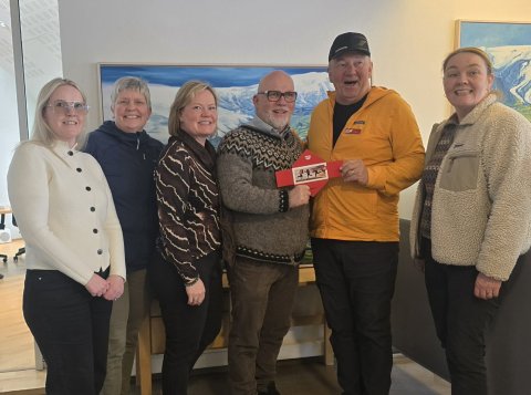 Ferðafélag Íslands og Fjallakofinn hafa átt langt og farsælt samstarf. Á myndinni eru Dóri og Dísa í Fjallakofanum ásamt Palla, Agnesi,Heiðu og Bjarnhildi, þegar samstarf um útivistarfatnað á 100 ára afmæli FÍ var handsalað.