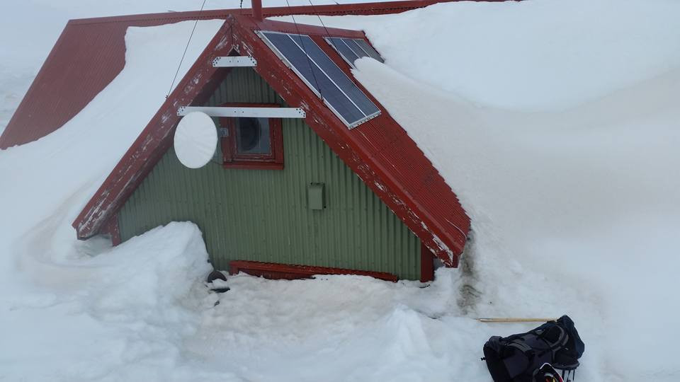 Að vetrarlagi getur ástand skálanna verið margskonar. Stundum þarf að moka sig inn.