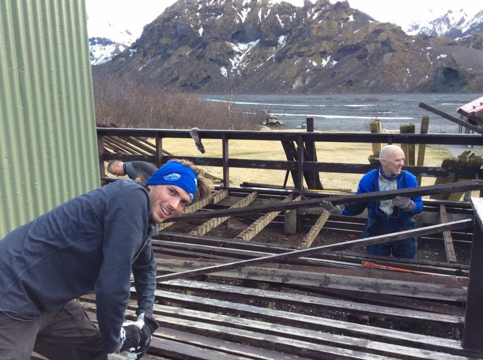 Sjálfboðaliðar á vegum Ferðafélags Ísladns taka víða til hendinni. Á næstu vikum munu FÍ hópar plokka rusl og plast í sérstöku umhverfisátaki FÍ.