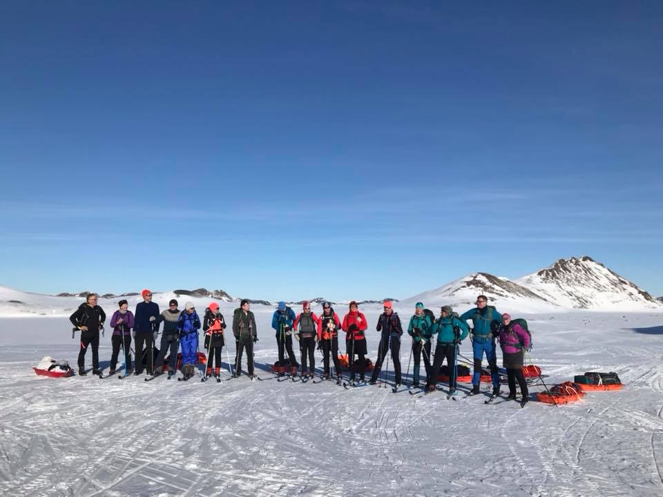 FÍ Landkönnuðir og þátttakendur í námskeiðinu Ferðast á gönguskíðum fóru í Landmannalaugar um helgina. Mynd: RÓM