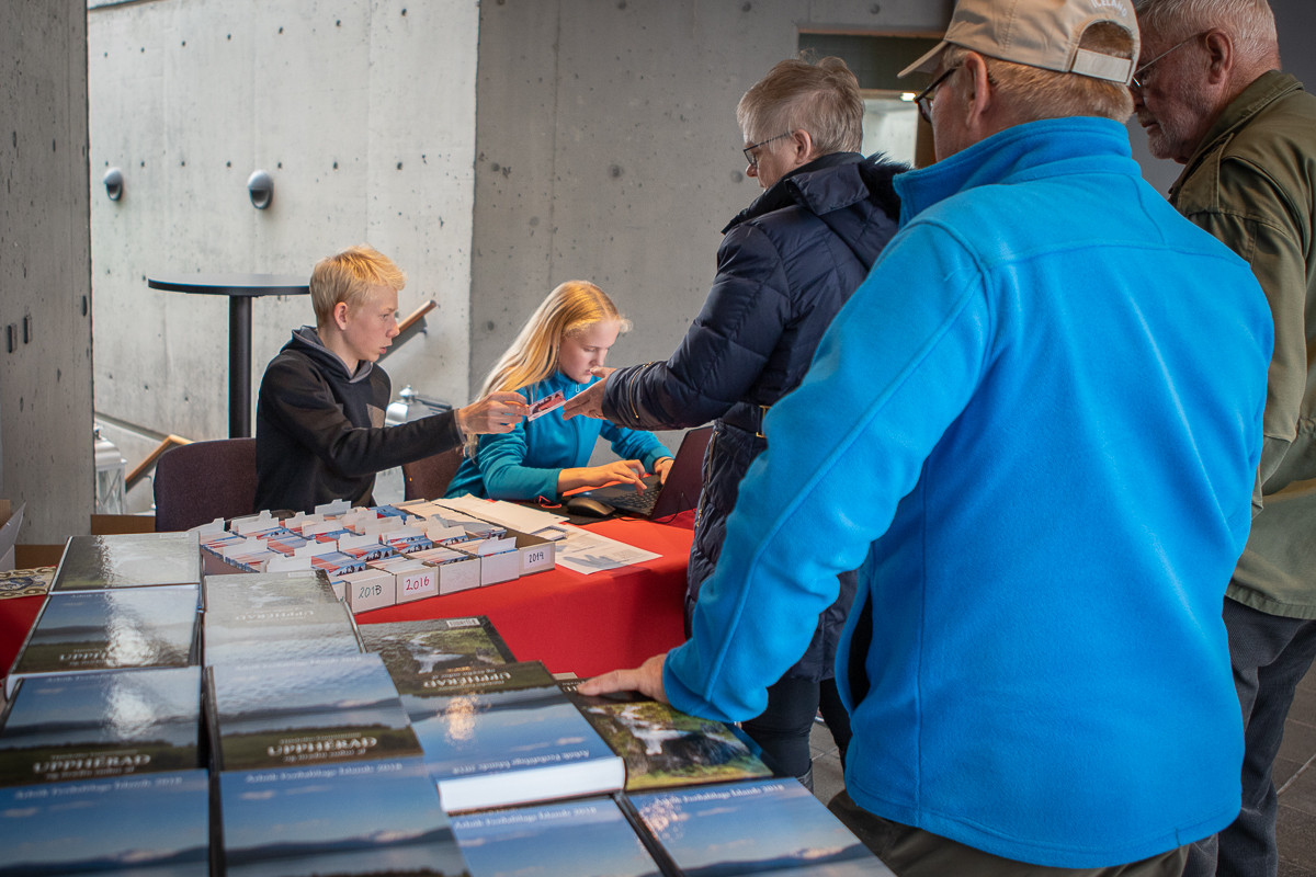 Félagsmenn FÍ sækja árbókina og fá óvæntan glaðning í leiðinni