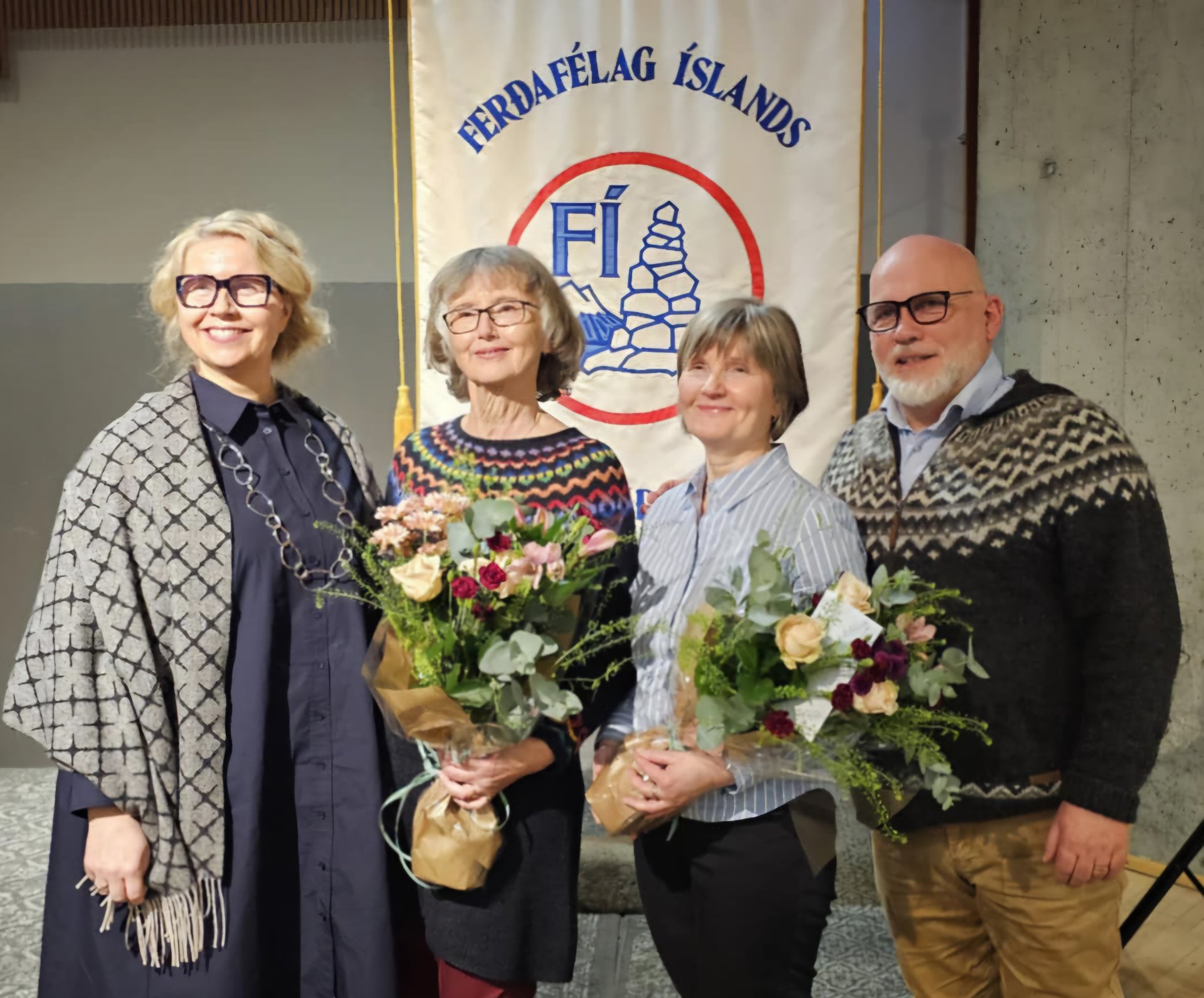 Sigrún Valbergsdóttir og Ingunn Sigurðardóttir, heiðursfélagar Ferðafélags Íslands, ásamt Ólöfu Kristínu forseta og Páli framkvæmdastjóra. 