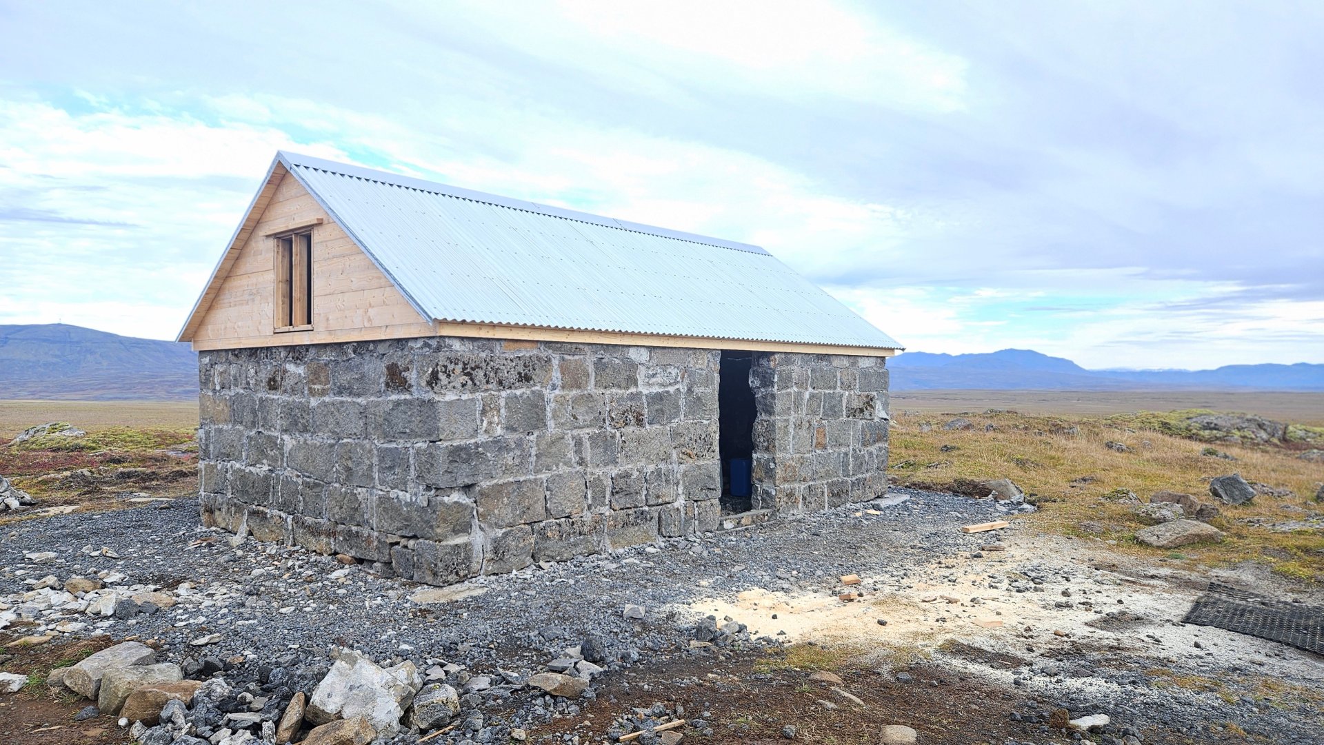 Framkvæmdir Ferðafélags Íslands við endurbyggingu sæluhúss á Mosfellsheiði hafa gengið vel 