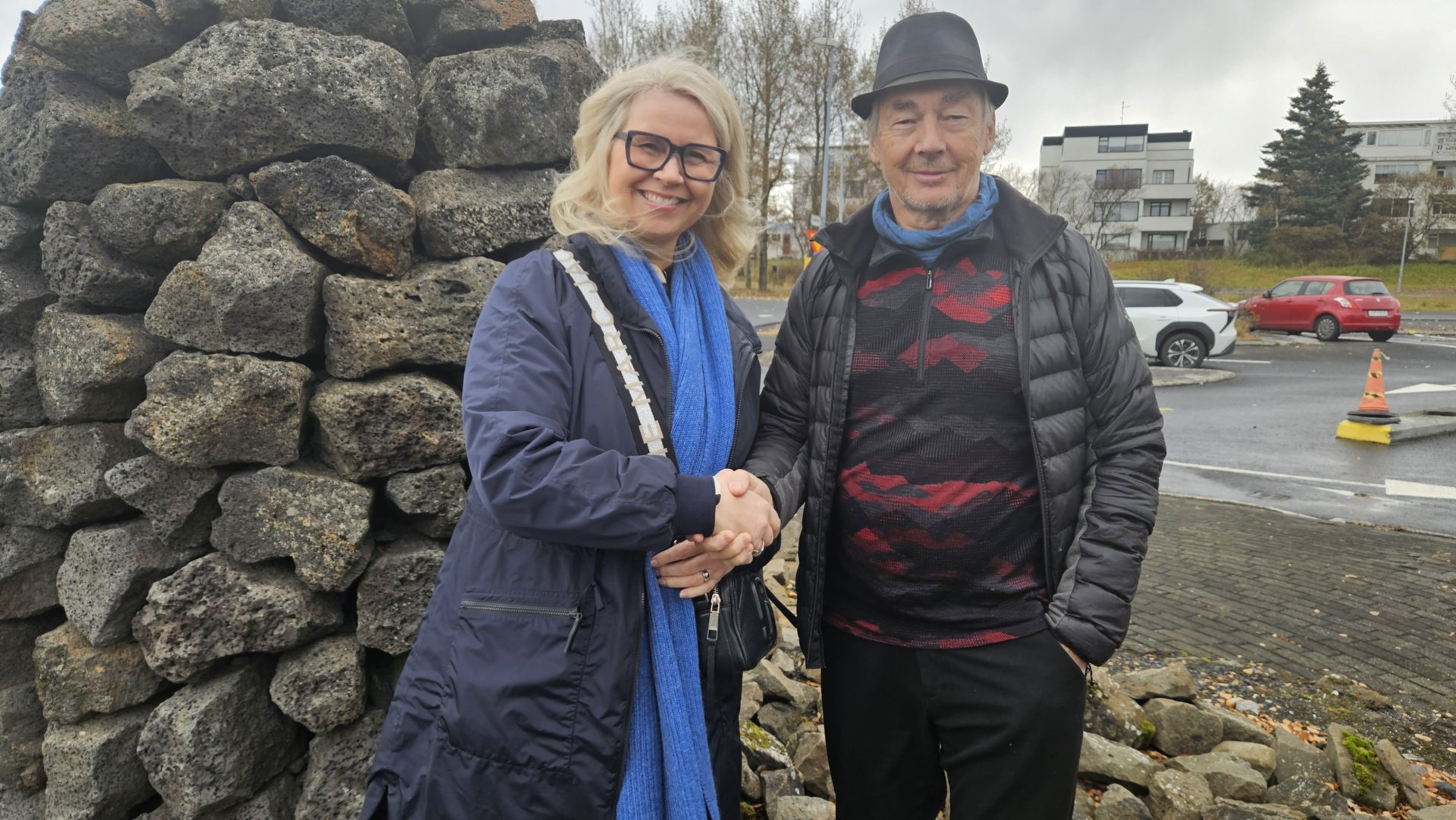 Ólöf Kristín Sívertsen forseti FÍ og Gústav Stolzenwald handsala samkomulagið