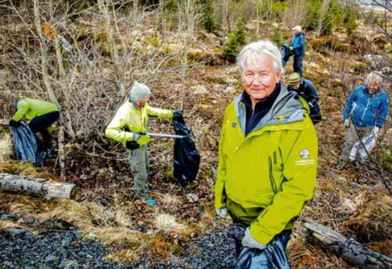 Hjalti Björnsson, fararstjóri FÍ, og félagar úr gönguhópnum FÍ Alla leið plokka rusl við Vesturlandsveg.