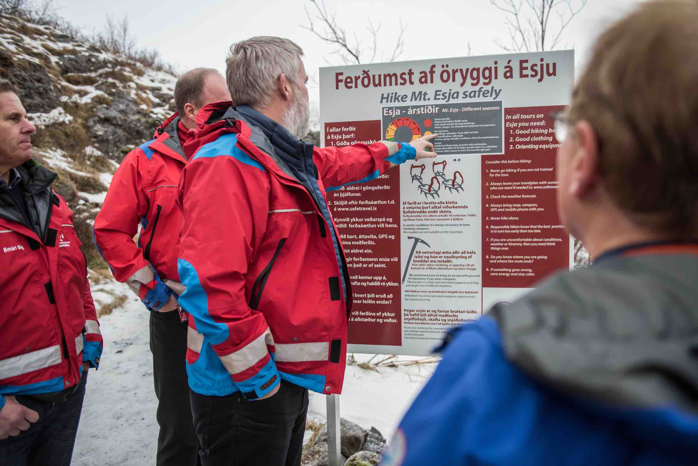 Fræðslu- og varúðarskilti var meðal annars komið fyrir við upphaf hinnar hefðbundnu gönguleiðar á Þverfellshorn.