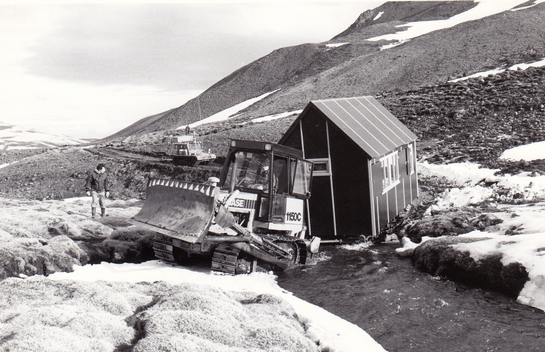 Trölli fluttur á sinn stað í mars 1984